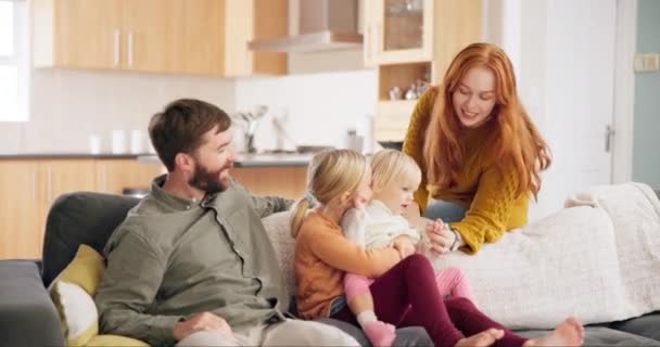 Feliz Relaxar Cuidar Com Família Sofá Por Amor Ligação Apoio — Vídeo de Stock