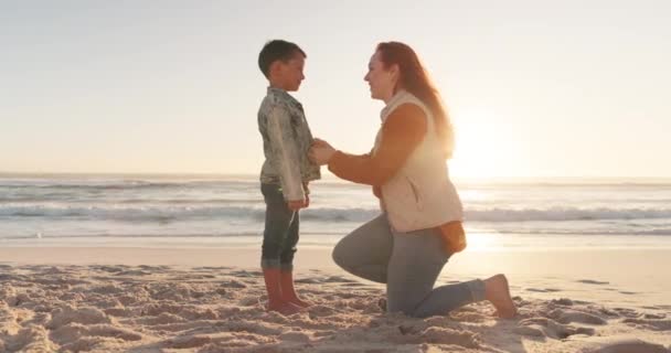 Nyár Szerelem Egy Anya Fiával Strandon Naplementekor Utazásra Nyaralásra Vagy — Stock videók