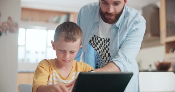 Tablet Εκπαίδευση Και Ένας Πατέρας Βοηθώντας Γιο Του Online Εργασίες — Αρχείο Βίντεο