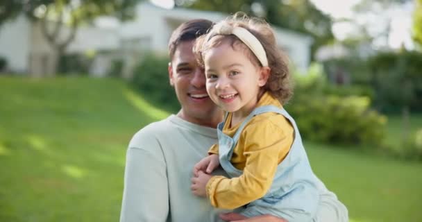 宝宝和女孩的肖像 在花园里 或一起笑与快乐的周末 假期或与家人一起玩耍的快乐孩子的父亲 父亲和脸 — 图库视频影像