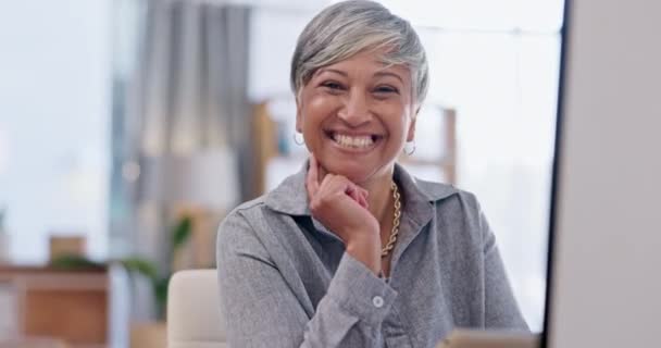 Happy Gezicht Senior Zakenvrouw Human Resources Directeur Met Een Glimlach — Stockvideo