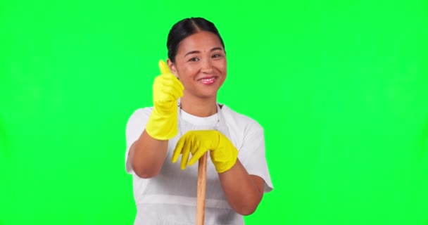 スタジオの背景にきれいな衛生のための緑の画面上の幸せなアジアの女性 家政婦と親指アップ 女性の肖像画 メイドやモックアップ上の絵文字 ほうきやはいのサインとクリーンな — ストック動画