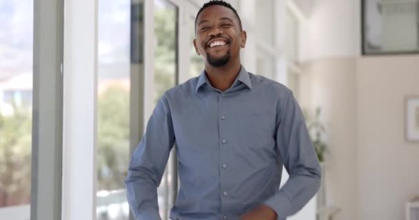 Щасливий Обличчя Чорний Чоловік Зброєю Перейшли Офіс Бізнесу Фінансової Роботи — стокове відео