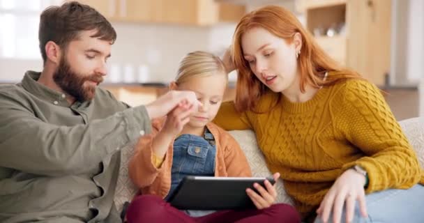 Γονείς Παιδί Και Tablet Στο Σπίτι Της Οικογένειας Για Online — Αρχείο Βίντεο