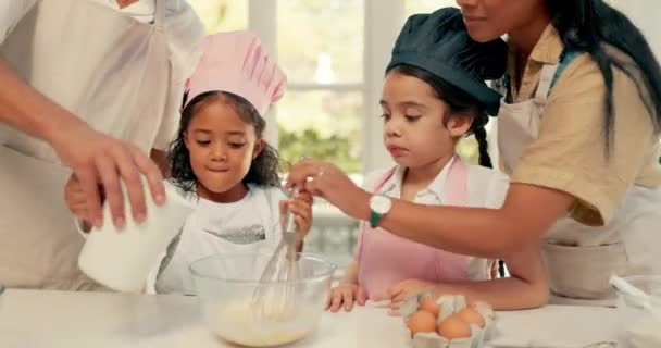 Yardım Mutfak Aile Birlikte Yemek Yapmak Çocuklara Öğretmek Pişirmek Için — Stok video