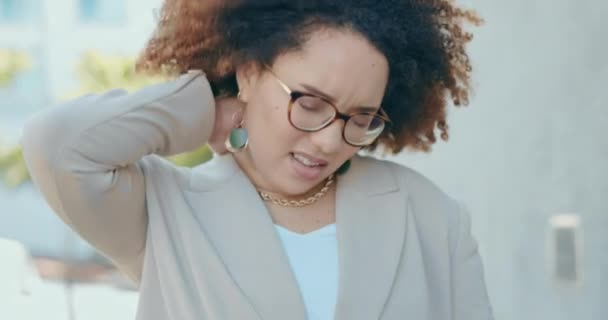 Biznes Kobieta Ból Szyi Stres Ulicy Miasta Lub Mięśni Masażu — Wideo stockowe