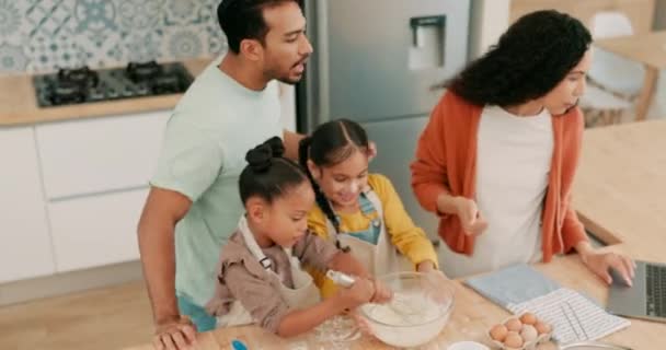 Laptop Komik Mutfakta Birlikte Yemek Yapan Bir Aile Kızlarına Yemek — Stok video