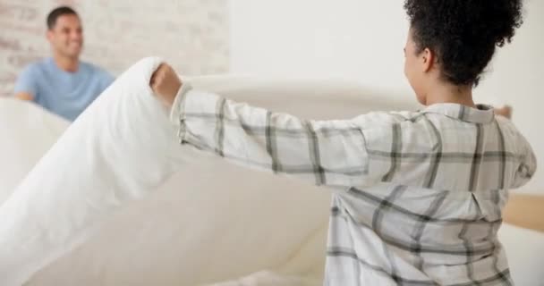 Ζευγάρι Κάνοντας Κρεβάτι Και Τον Καθαρισμό Στο Σπίτι Χείρα Βοηθείας — Αρχείο Βίντεο