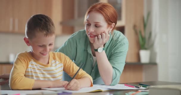 Rodina Vzdělání Matka Pomáhá Svému Synovi Domácím Úkolem Nebo Studovat — Stock video