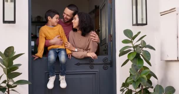 Happy Percakapan Dan Pasangan Berbicara Dengan Anak Mereka Pintu Rumah — Stok Video