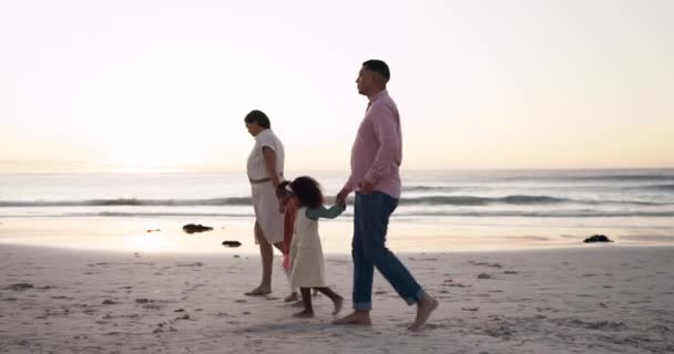 Οικογένεια Κρατώντας Χέρια Και Περπατώντας Ηλιοβασίλεμα Μια Παραλία Παιδιά Και — Αρχείο Βίντεο