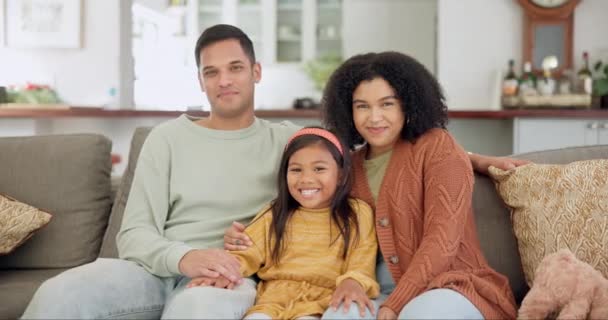 Cara Família Pais Sofá Menina Felicidade Com Apoio Relaxe Despreocupado — Vídeo de Stock