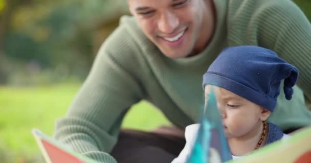 婴儿和父亲在公园里阅读故事和建立户外联系 以支持婴儿的发育或成长 关心和父亲 带着孩子学习或享受童话故事带来的美好时光 — 图库视频影像