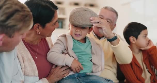 Happy Rahatla Büyük Ailenle Kanepede Gülümse Sevgi Dolu Boş Zaman — Stok video