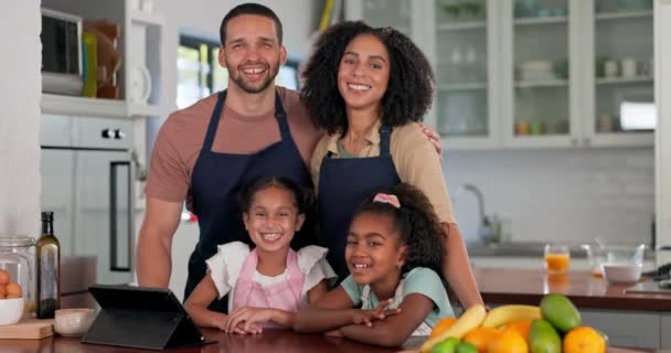 Familie Koken Keuken Ouders Met Hun Kinderen Het Huis Samen — Stockvideo