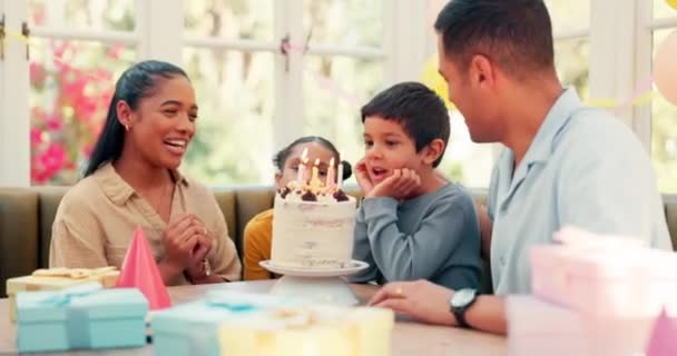 Bolo Aniversário Família Criança Feliz Soprando Chama Vela Para Celebração — Vídeo de Stock