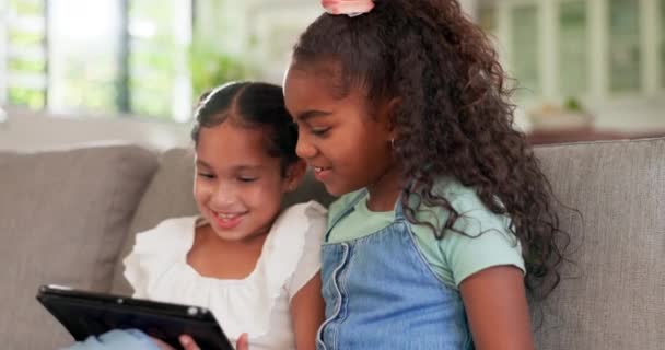 Tablet Çocuklar Kız Kardeşler Evlerinin Oturma Odasındaki Kanepede Otururken Online — Stok video