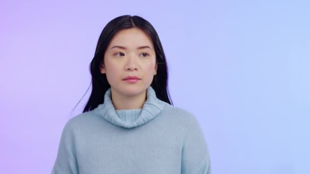 Asiatisk Kvinne Tenking Angst Ansiktet Med Uro Frykt Engstelse Isolert – stockvideo
