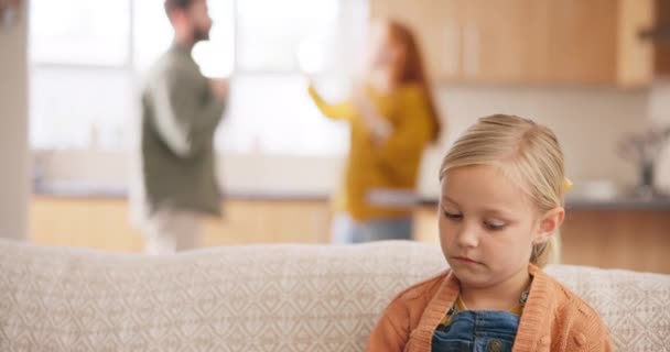 在一场争吵中 离婚和父母和一个女孩坐在她家客厅的沙发上吵架 女儿看着父母冲突时的悲伤 压力或焦虑 — 图库视频影像