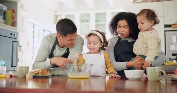 Οικογένεια Παιδιά Και Κορίτσι Ψήνονται Στην Κουζίνα Για Μάθουν Φαγητό — Αρχείο Βίντεο