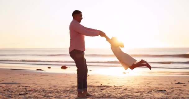 Сім Пляж Батько Обертаються Донькою Під Час Заходу Сонця Єднуючись — стокове відео