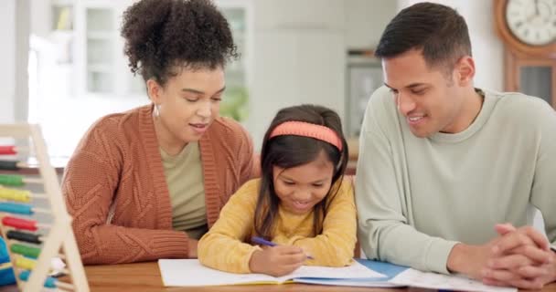 Famille Heureuse Apprentissage Parents Avec Fille Écrivant Dans Livre Pour — Video