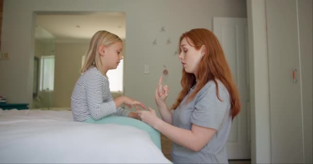 サポート 愛と母は一緒にベッドルームで手や小指で子供の快適さとケアを約束します 悲しい女の子 またはベッドの上で問題がある若い子供に話す信頼 — ストック動画