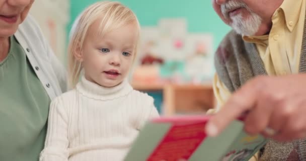 Grootouder Lezen Kinderen Voor Het Leren Met Boek Verhaal Voor — Stockvideo
