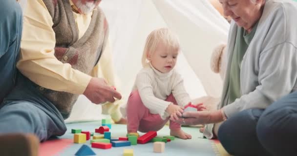 Bouwstenen Verbondenheid Grootouders Die Thuis Met Hun Kleinkind Spelen Haar — Stockvideo