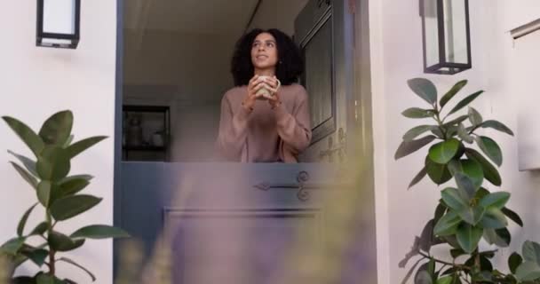 Spokój Filiżanka Kawy Kobieta Przy Drzwiach Świeże Powietrze Podczas Picia — Wideo stockowe