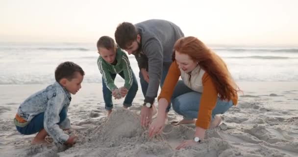 Famiglia Edificio Con Sabbia Castello Sulla Spiaggia Nella Sporcizia Nei — Video Stock