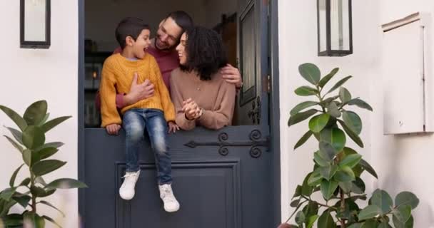 Любов Щасливі Батьки Розмовляють Своєю Дитиною Біля Дверей Сімейного Будинку — стокове відео
