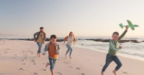 节假日和家庭奔走 海滨度假或精力与快乐 海洋或爱在一起 有孩子的父母 带着孩子的母亲或父亲 带着压力去冒险或放松一下 或者去海滩度假 — 图库视频影像
