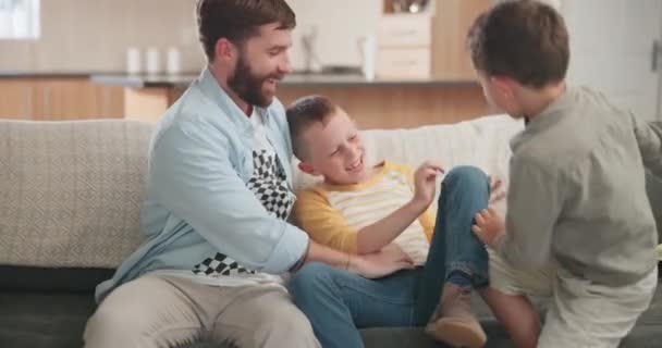 Gelukkig Speels Kietel Met Vader Kinderen Bank Voor Hechting Aanhankelijke — Stockvideo