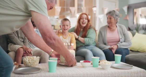 Soplar Cumpleañero Familia Feliz Con Pastel Una Fiesta Celebración Casa — Vídeo de stock