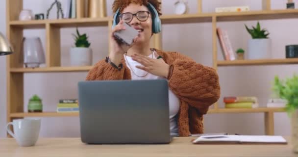 Cantando Laptop Mulher Com Trabalho Música Caseira Dança Celebração Para — Vídeo de Stock