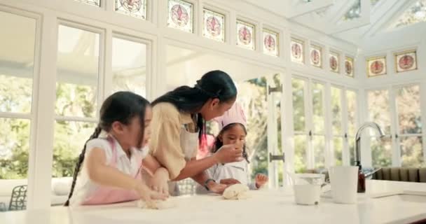 Pemanggangan Adonan Dan Seorang Ibu Mengajar Putrinya Tentang Memasak Dapur — Stok Video