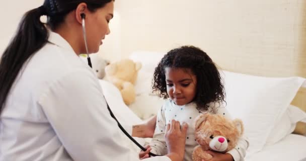 Niña Estetoscopio Médico Para Revisar Respiración Los Pulmones Pediatra Para — Vídeo de stock