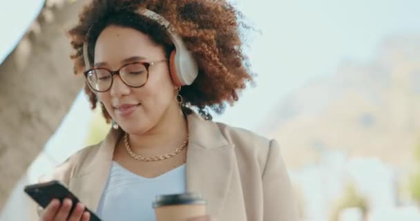 Ходити Надворі Жінка Навушниками Розслаблятися Веселитися Музикою Потоками Аудіо Щастя — стокове відео