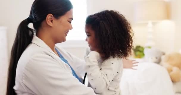 Meisje Kind Dokter Moeder Met Knuffel Glimlach Zorg Slaapkamer Ziekenhuis — Stockvideo