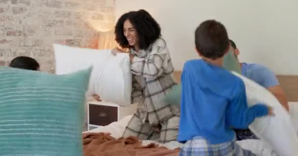 Glückliche Familie Kissenschlacht Und Schlafzimmer Mit Kindern Spielen Und Aufgeregt — Stockvideo