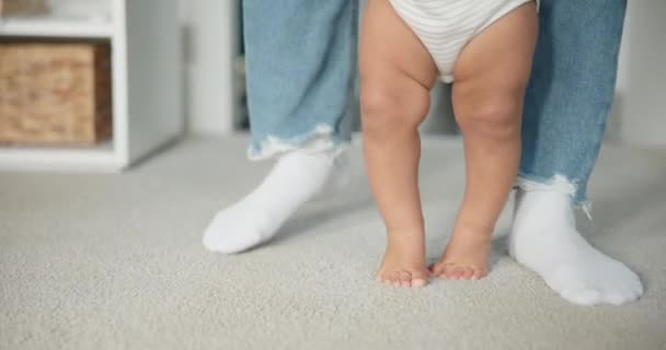 Piernas Bebé Aprendiendo Caminar Con Los Padres Crecimiento Desarrollo Primera — Vídeos de Stock