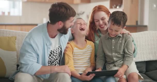 Rodiče Děti Smáli Doma Tabletu Pro Online Hry Četli Vtipný — Stock video