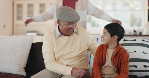 Großeltern Umarmung Und Junge Auf Dem Sofa Hause Mit Liebe — Stockvideo
