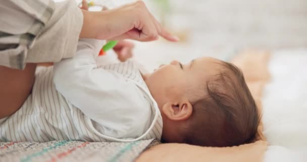 Bebê Criança Chocalho Brinquedos Cama Com Mãe Brincando Cuidado Casa — Vídeo de Stock