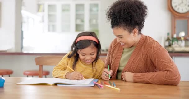Sorriso Apprendimento Madre Con Ragazza Che Disegna Libro Scuola Casa — Video Stock