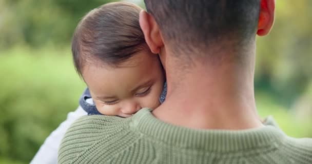 아기는 사랑을 결속하는 여름에 아버지 야외에서 정원에서 부모의 아기와 아이들을 — 비디오
