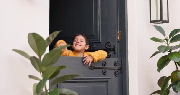 Madre Padre Hijo Puerta Del Hogar Disfrutando Una Nueva Casa — Vídeo de stock