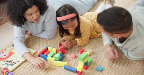 Onderwijs Bouwstenen Ouders Spelen Met Hun Dochter Vloer Woonkamer Geluk — Stockvideo