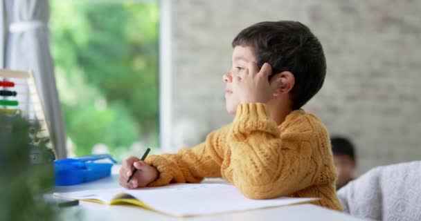 男孩和学生的思考 写作和灵感与重点 学习或学习 儿童发展 儿童或笔记本 用于客厅的活动 创造力或教育以及解决问题 — 图库视频影像